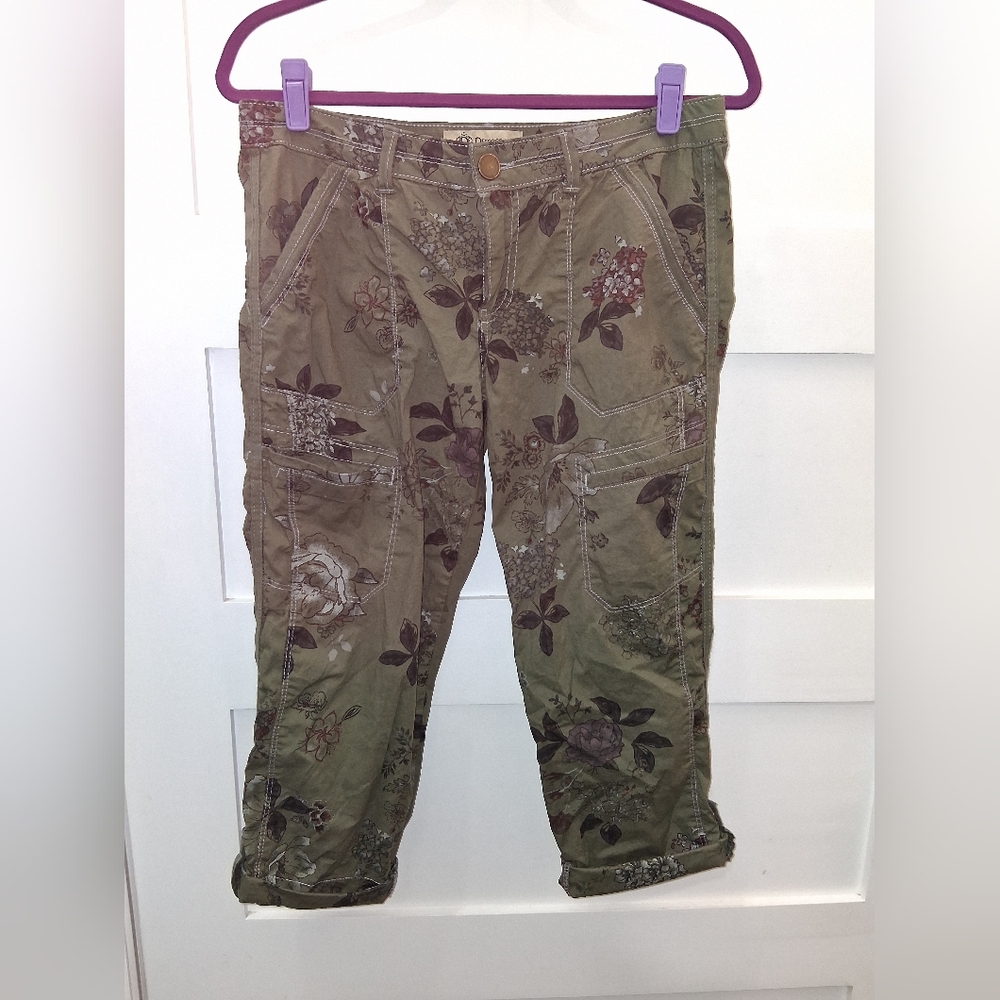 Democracy Re-Flex Petite 6 Adjustable Cropped Pants in Olive Floral